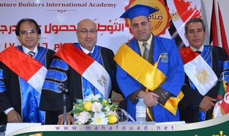 الدكتورة مها فؤاد تهنئ الباحث “عثمان عرفات” بمناسبة تحكيم أطروحته بجامعة المنيا