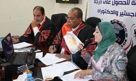 الباحث ” عبدالله آل رويجح” يحصل علي درجة الدكتوراه المهنية بتقدير امتياز بعنوان ” الأثر الإيجابي لتطوير الإدارة المدرسية لدي مدارس التعليم العام وفقاً لرؤية المملكة العربية السعودية 2030 “