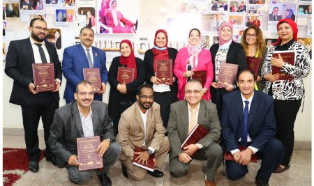 مناقشة تدريبية للباحثيين بمقرأكاديمية بناة المستقبل