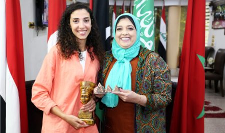 ابنة الدكتور رحمة الله عليه “رشيد الرينكة” في زيارة لاكاديمية بناة المستقبل الدولية